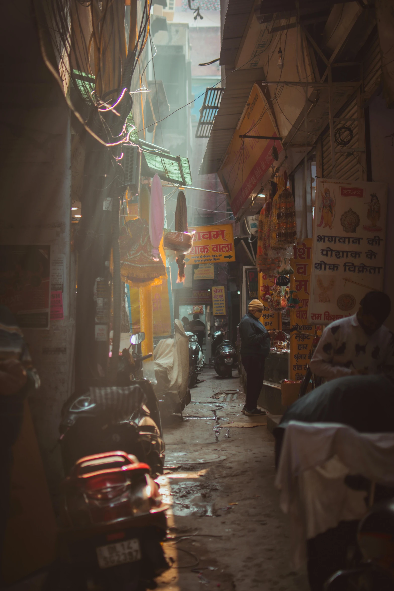 a very busy and dusty market with no customers