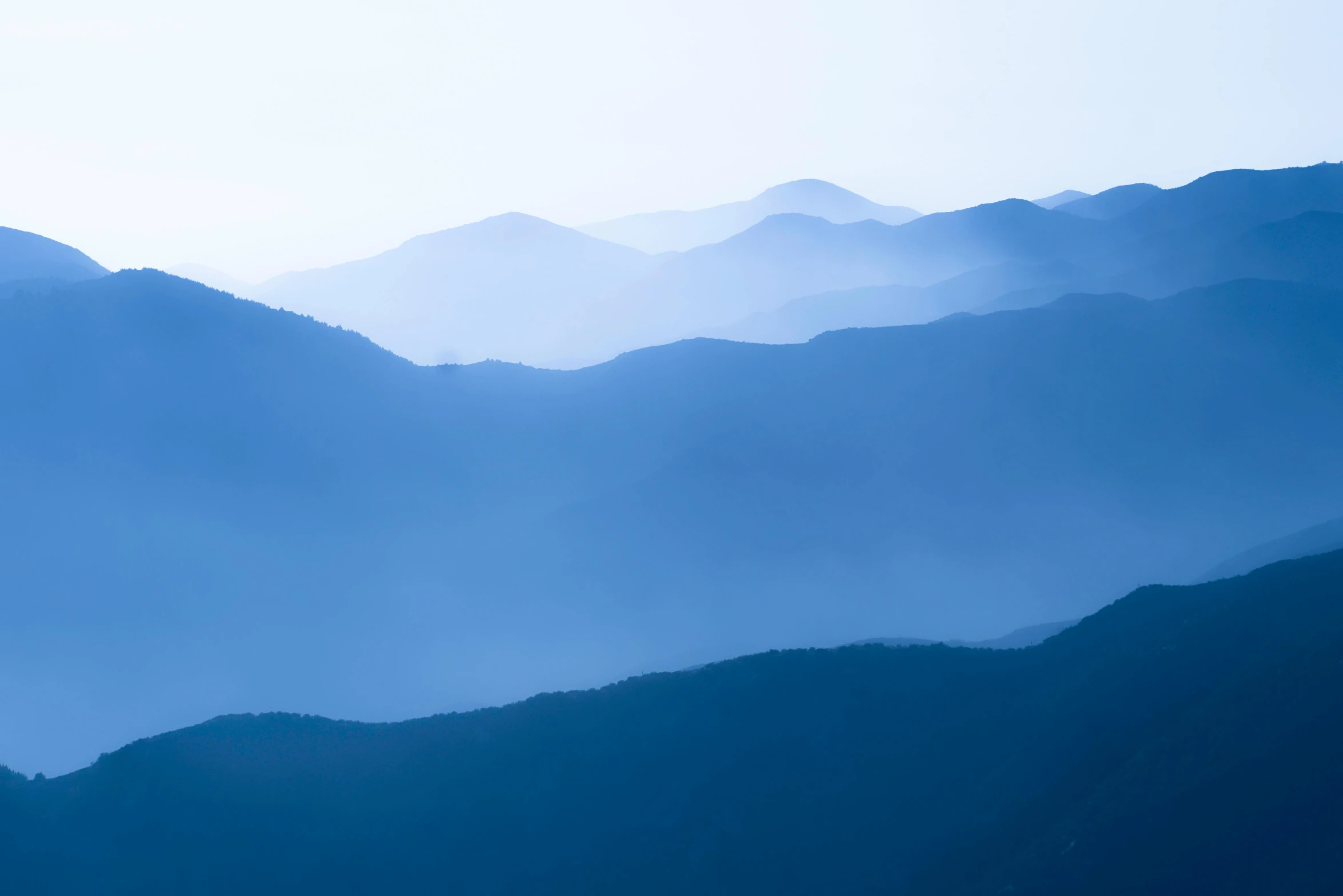 a very large mountainous area with mountains in the background