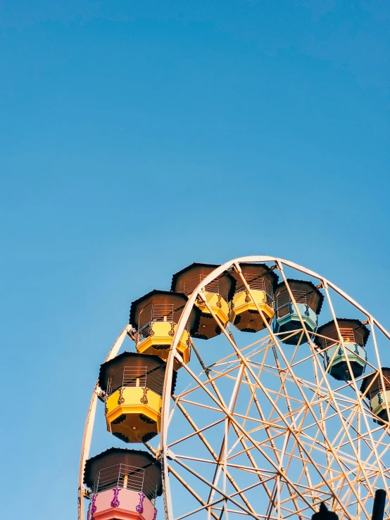 the amut ferris wheel is under a clear blue sky