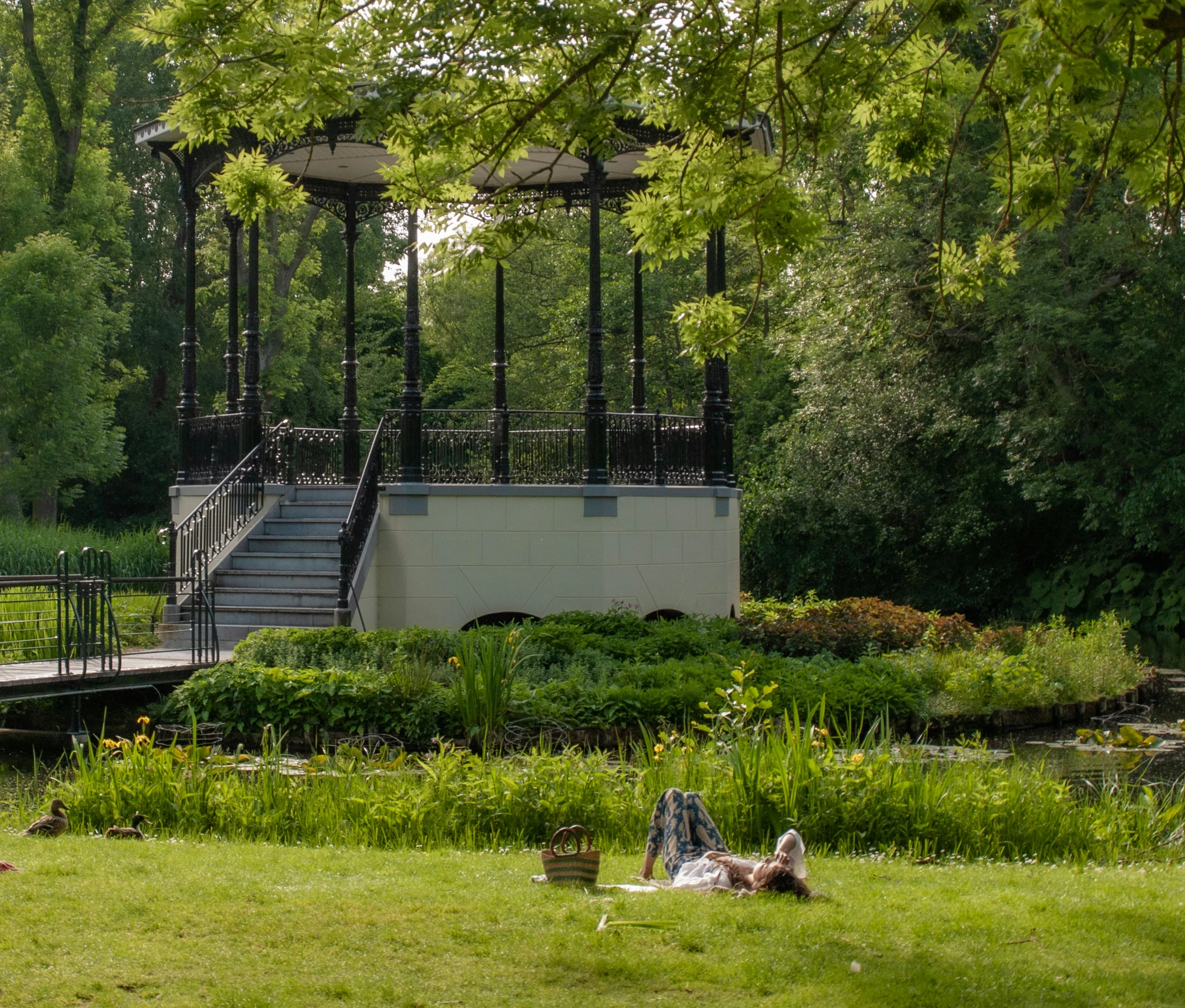 the people are relaxing in the park on the grass