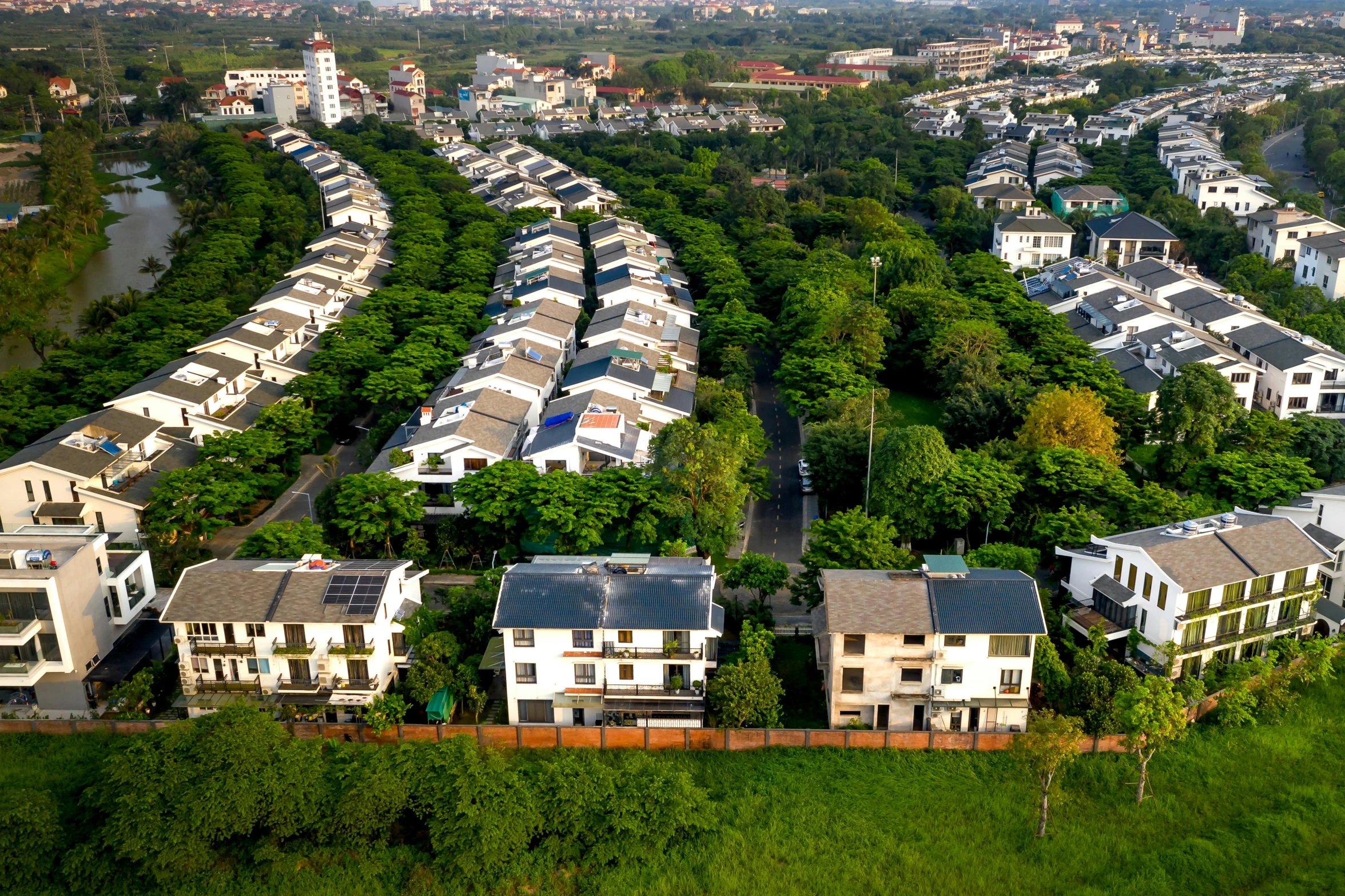 lots of houses on a street in a lot