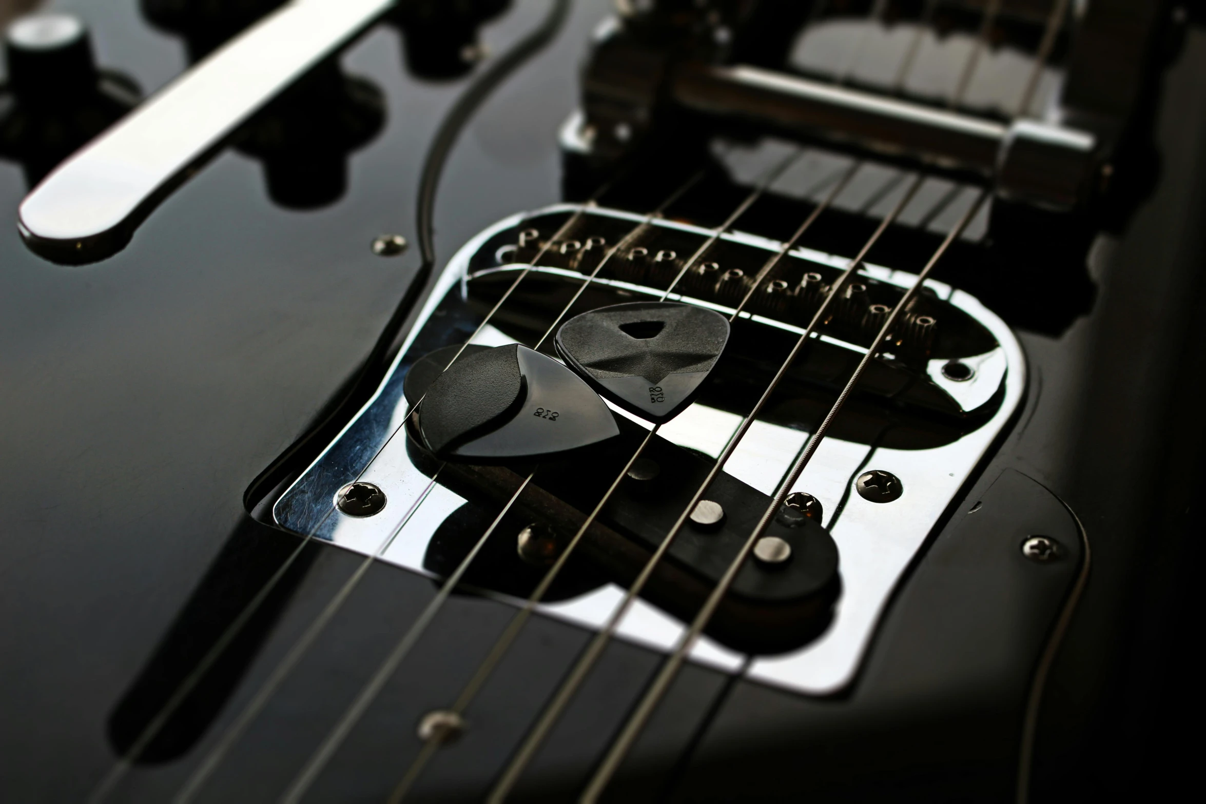 there is a close up po of a guitar