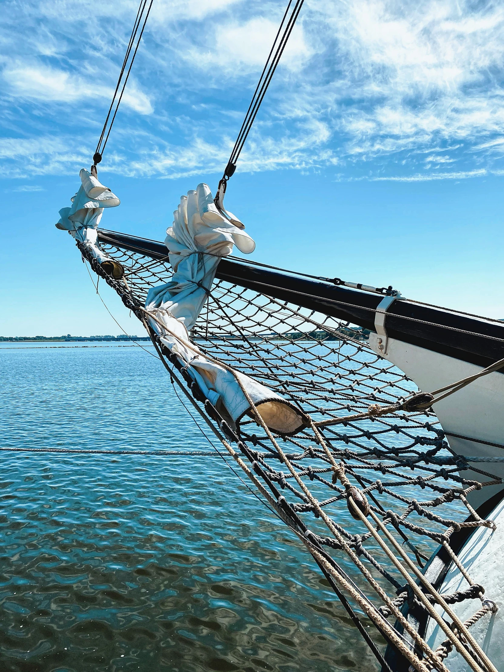 the front end of a boat sitting in water