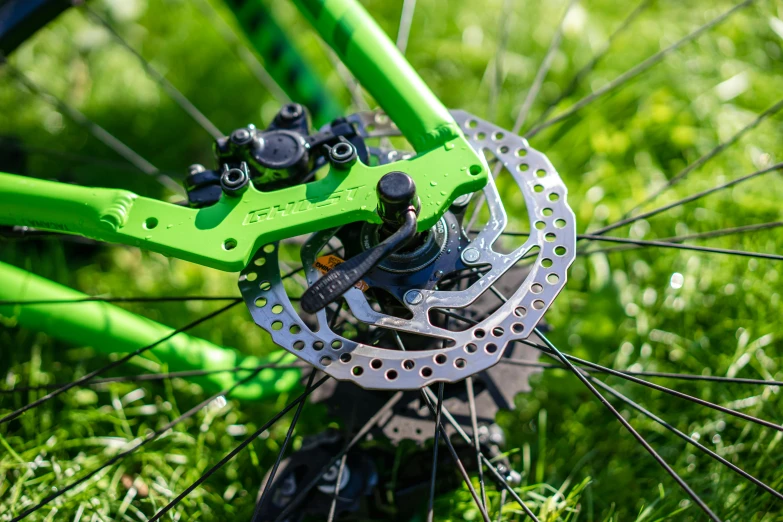 a close up s of the rear disc on a bike