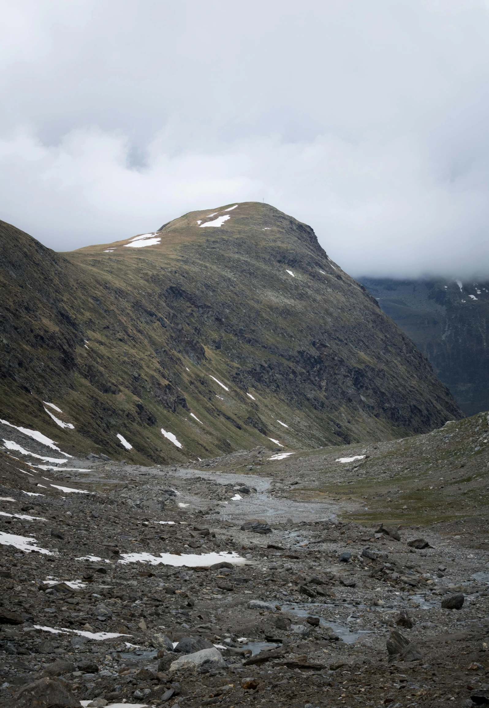 an expansive landscape on a mountain with lots of snow