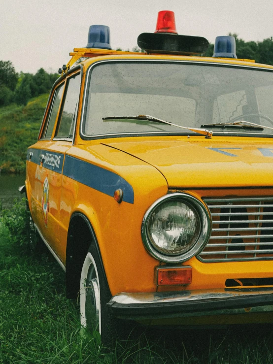 the old fashioned police car is parked in the grass