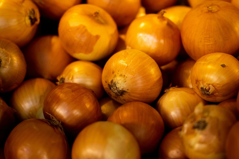 a close up picture of onions in various colors