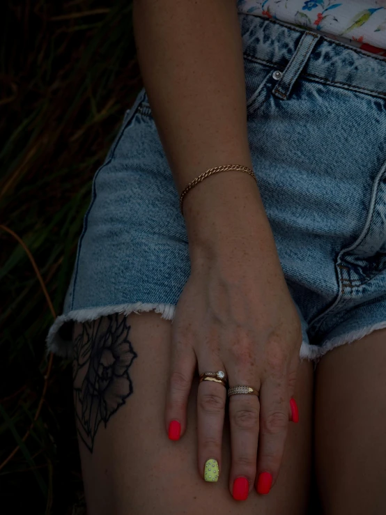 the hand of an older person with yellow fingernails holding a phone