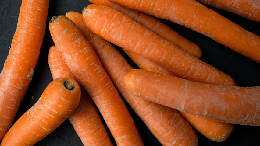 a close up of a bunch of carrots on the ground