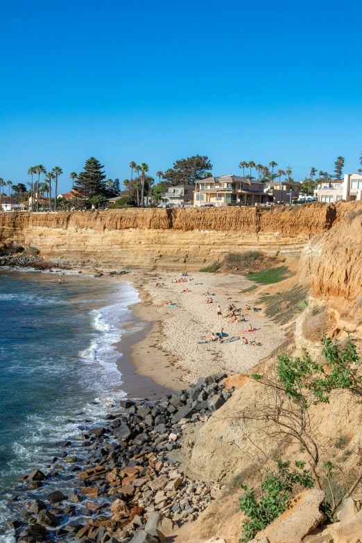 there are many people that are on the beach near the water