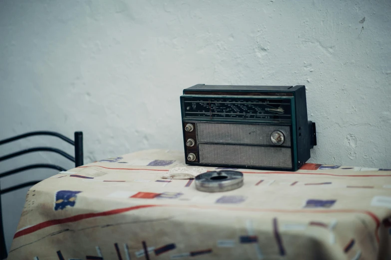 an old fashioned radio sitting on top of a table