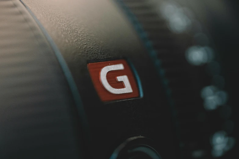 a red and white car sticker that says g