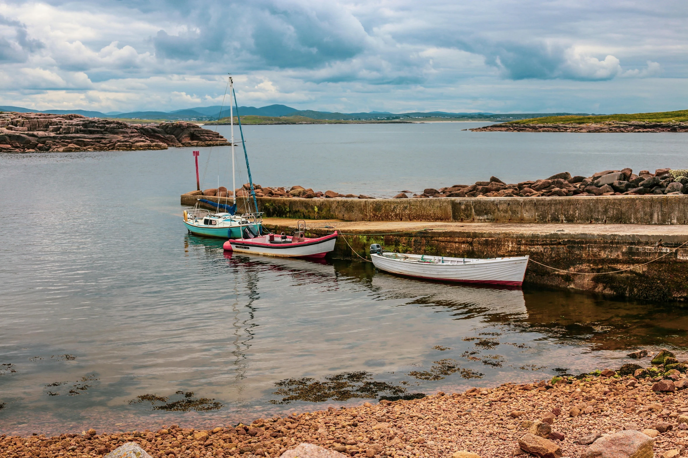 there are two boats docked on the shore