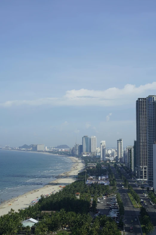 the skyline of an island with buildings near the ocean