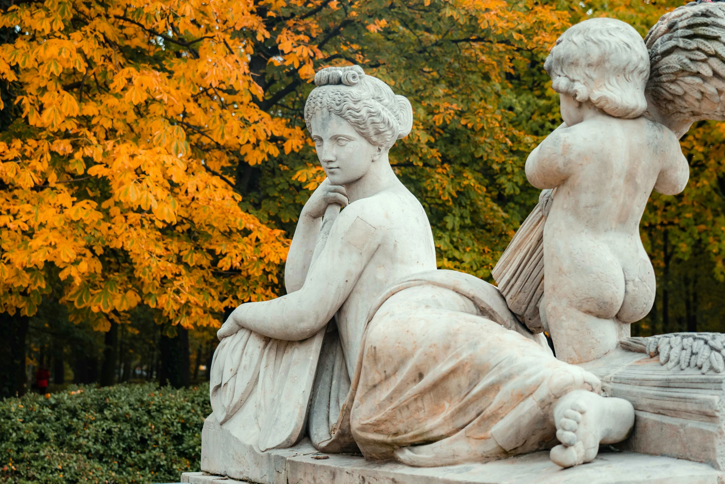 the statue has two ladies holding wings over their heads