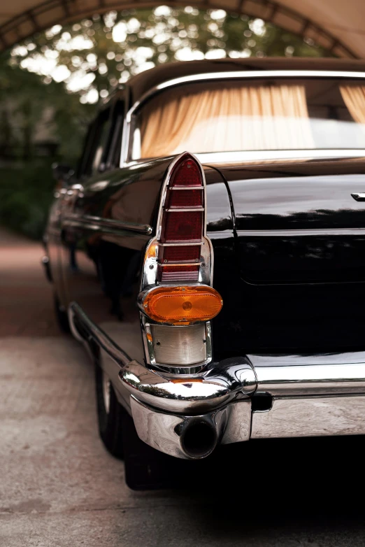 the front end of an old fashioned car with a yellow light