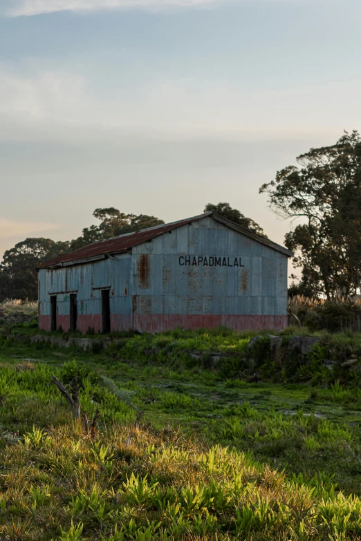 an old dilapidated building with the name chapadria on it