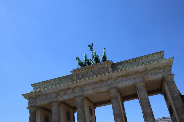 this is a po of the top of the monument