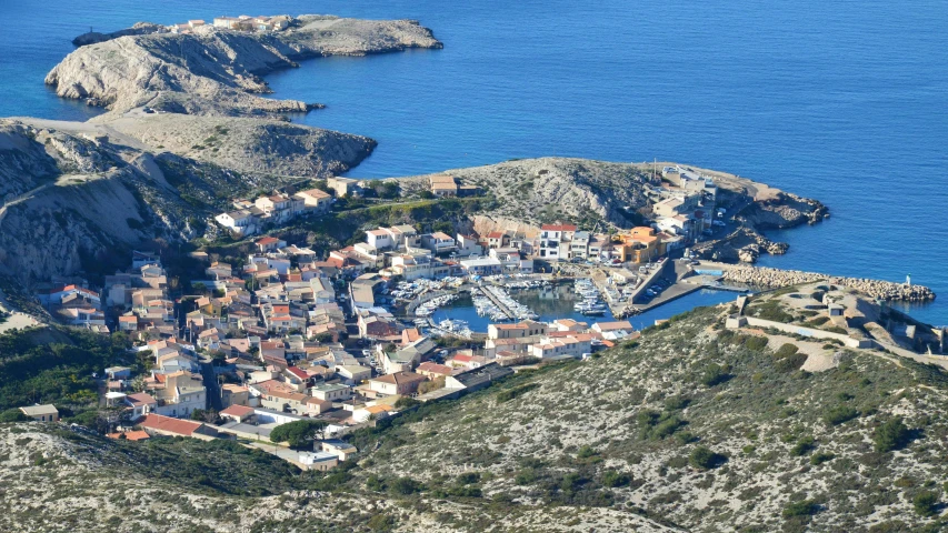 the small island is in the water with many houses on it