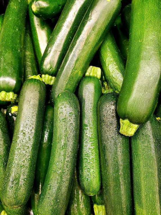 green vegetables are in a large pile together