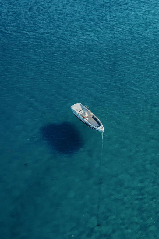 there is a boat that is floating in the ocean