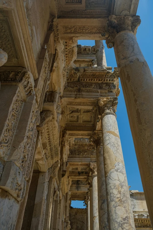 a large building that has columns and pillars around it