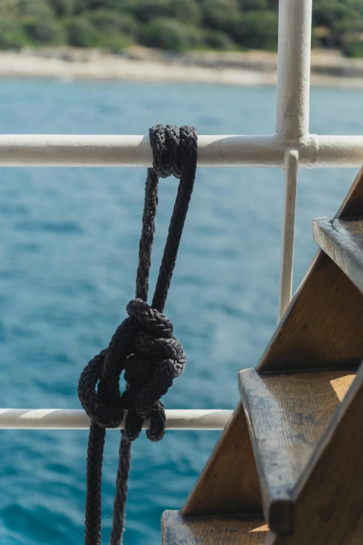 a boat with two ropes attached to the front