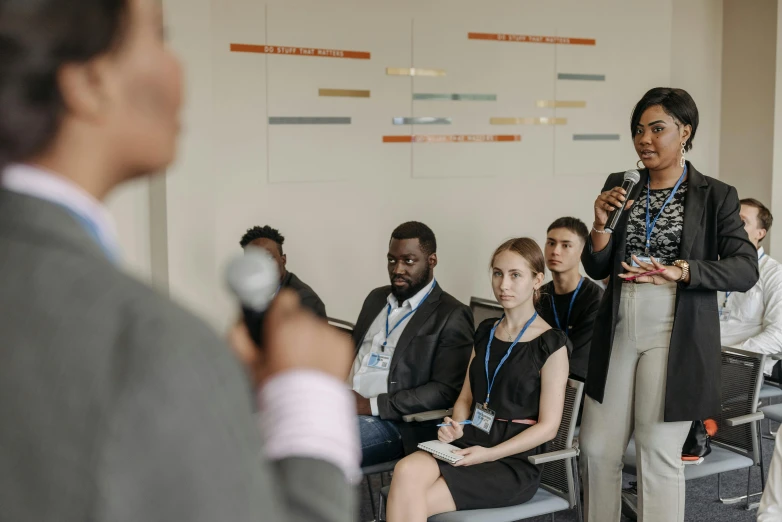 the woman is speaking into her microphone at an event