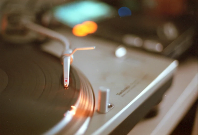 the turntable of a turntable that is sitting on the table