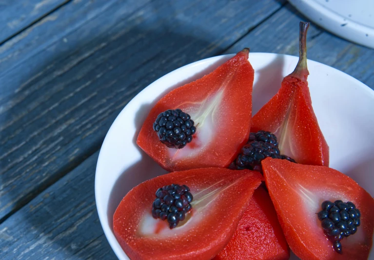 there are several pieces of fruit that are in the bowl