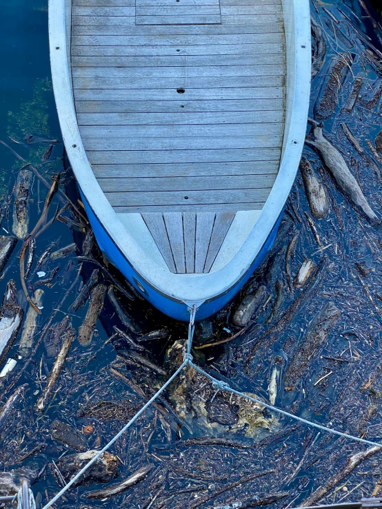 there is a boat that is sitting in the water