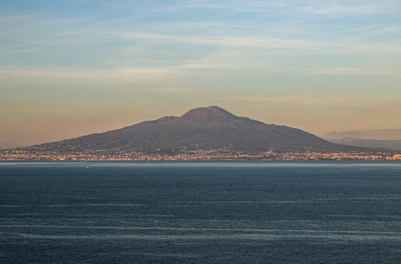 the ocean and mountains are near one another