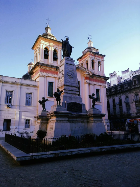 a statue in the middle of a courtyard