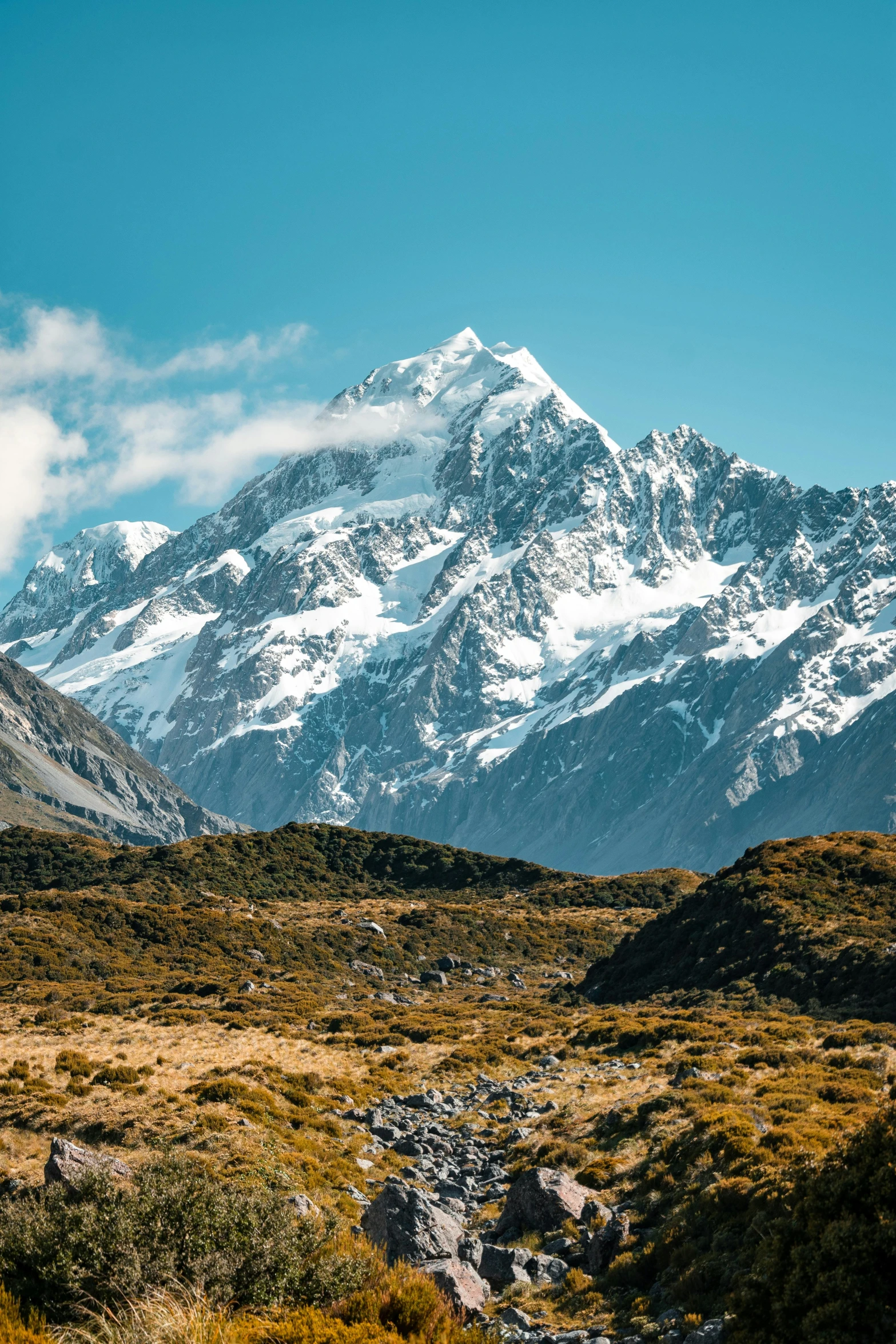 there is a mountain range that has snow