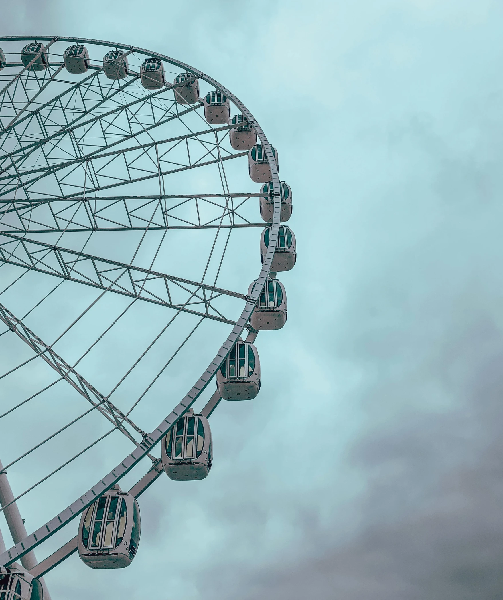 a large ferris wheel with its wheels spinning