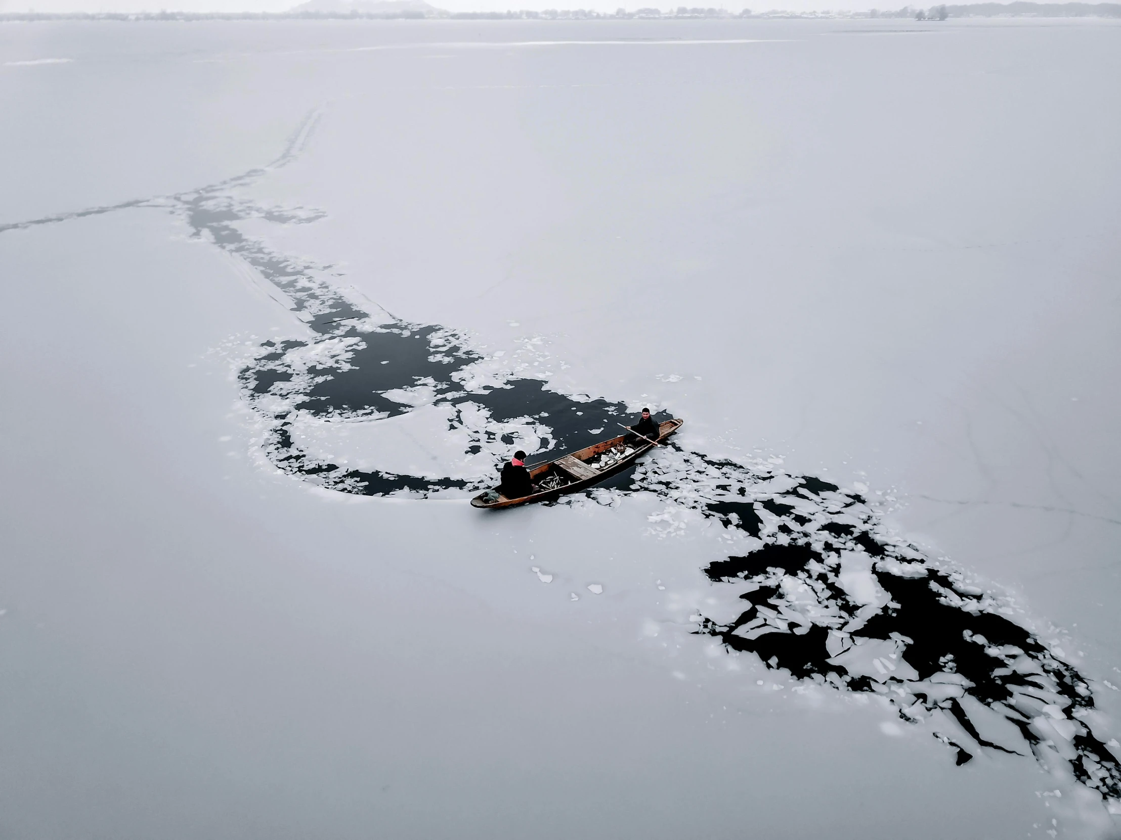 an over head view of a small boat with no front end in the water