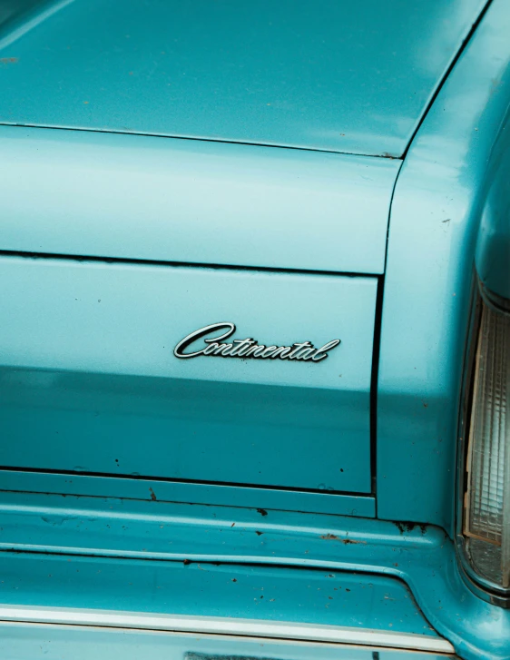 the side emblem of an old blue car