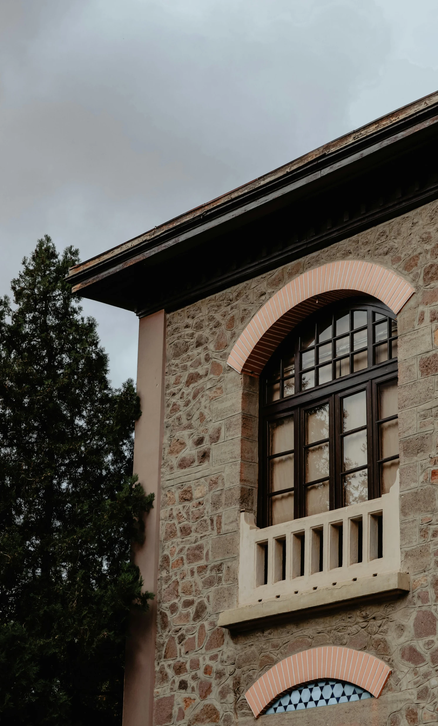 an old fashioned brick building with arched windows