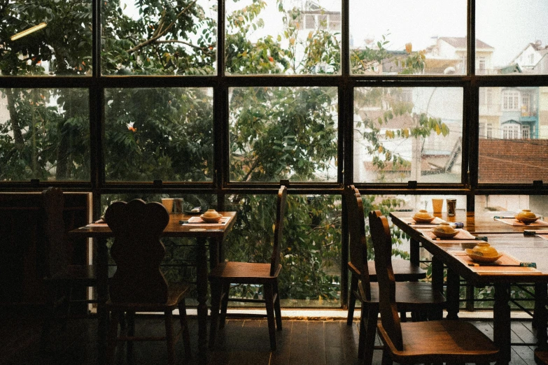 the view through the windows of an outside restaurant