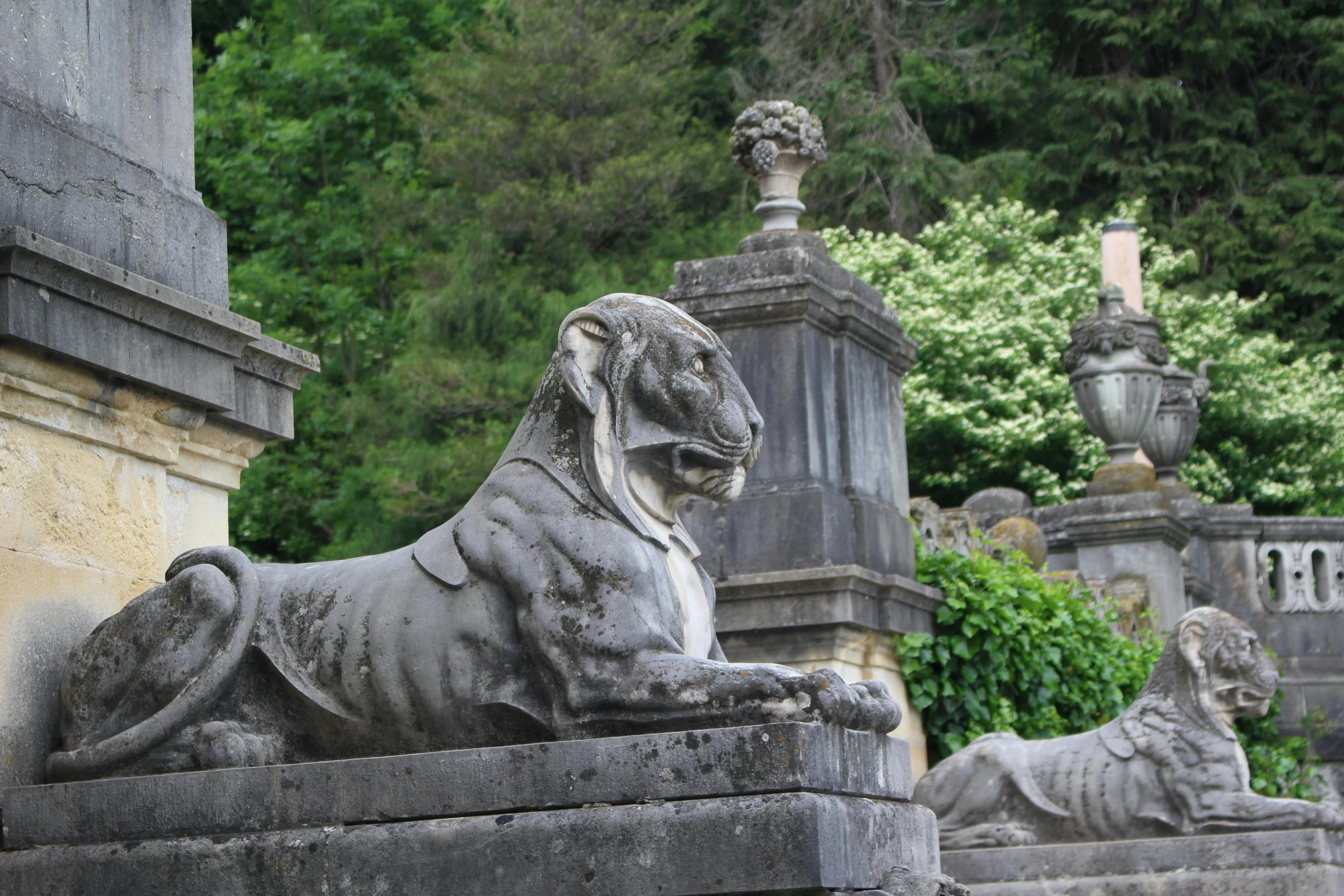 a statue of a lion is sitting on a ledge