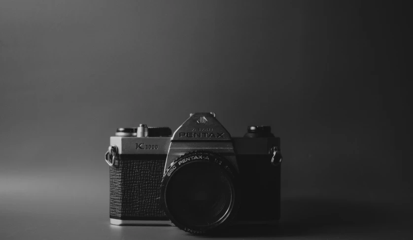 an old fashioned po camera with a black and white background