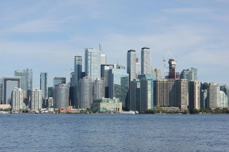 there are many buildings all along this big lake