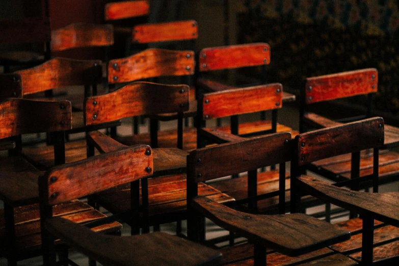 there are many chairs that have been arranged together