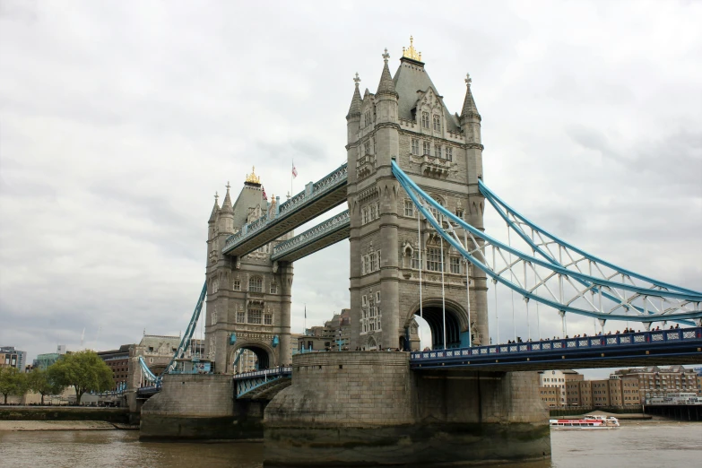 a picture of the tower bridge in london