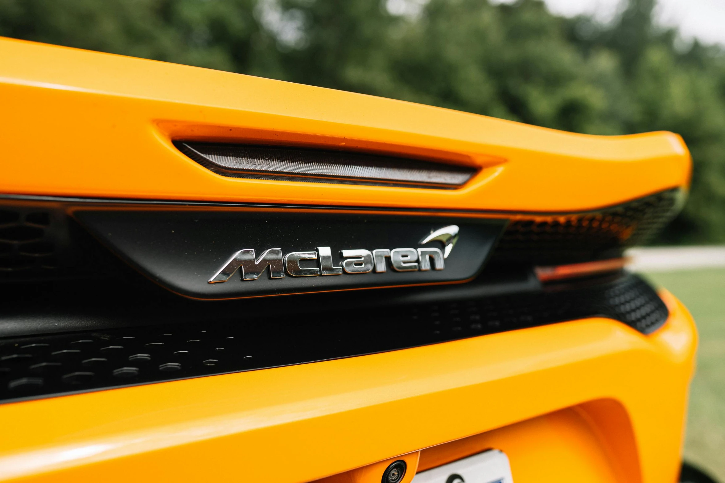 the emblem on a yellow sports car