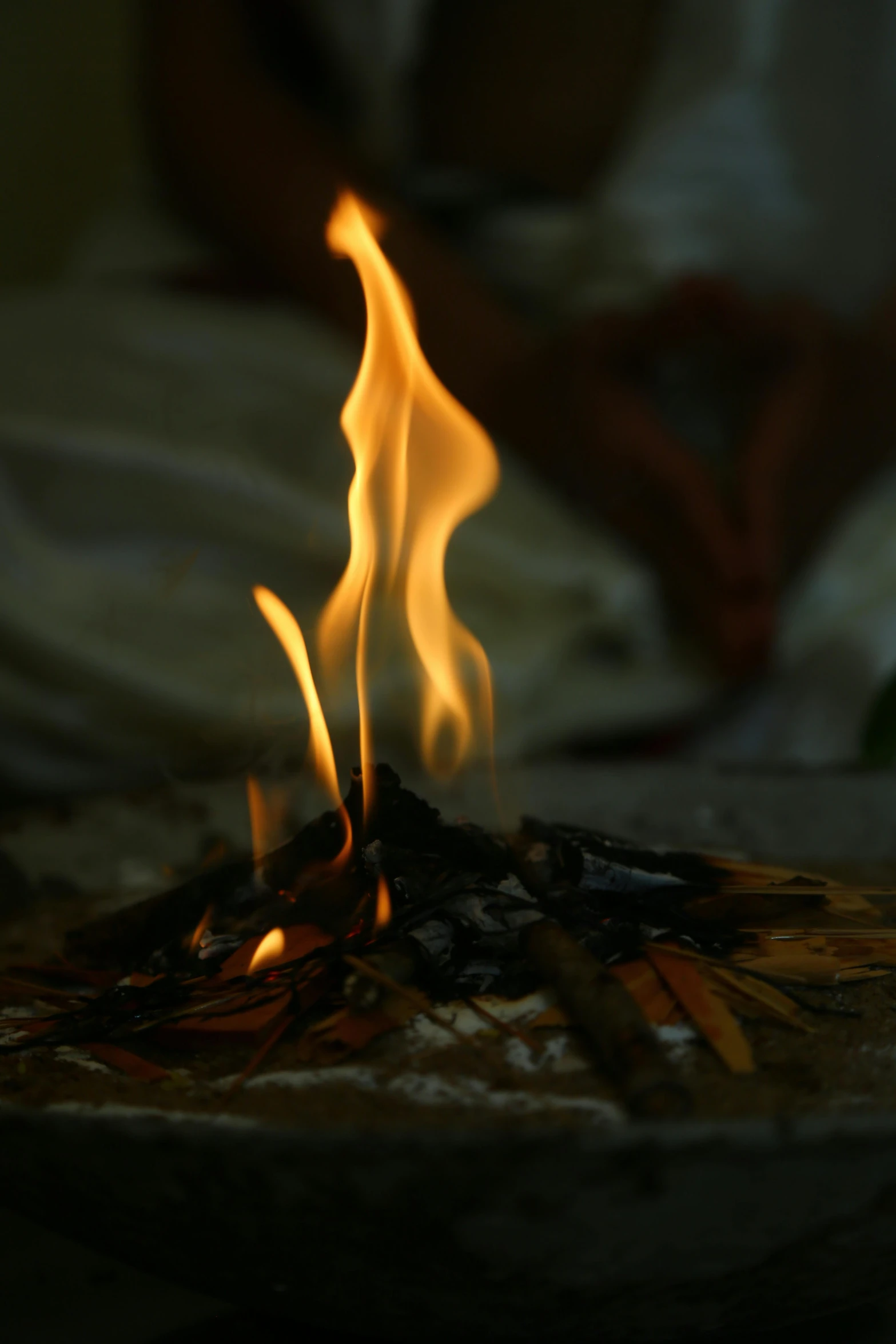 fire going from a stove to another in a pot