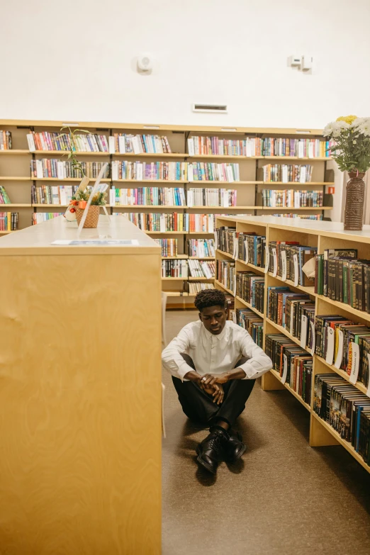 a man sitting down and reading in the liry