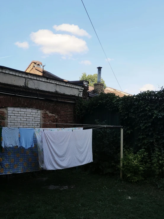there are many washing lines in a yard