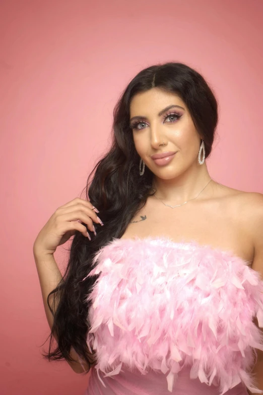 the woman is posing for a picture in her feathery dress