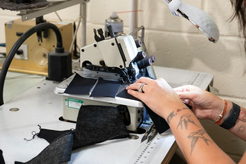 an image of the woman sews on sewing machine